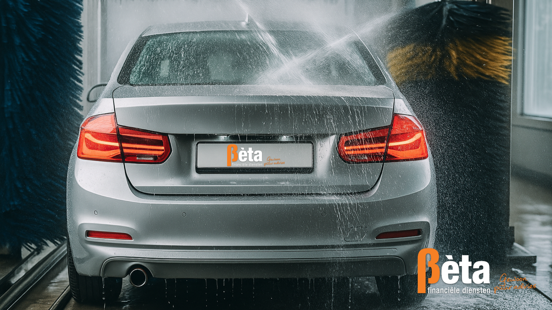 Zilverkleurige auto wordt gewassen in een automatische wasstraat met waterstralen en borstels – illustratie bij schade en verzekeringstips van Bèta Financiële Diensten