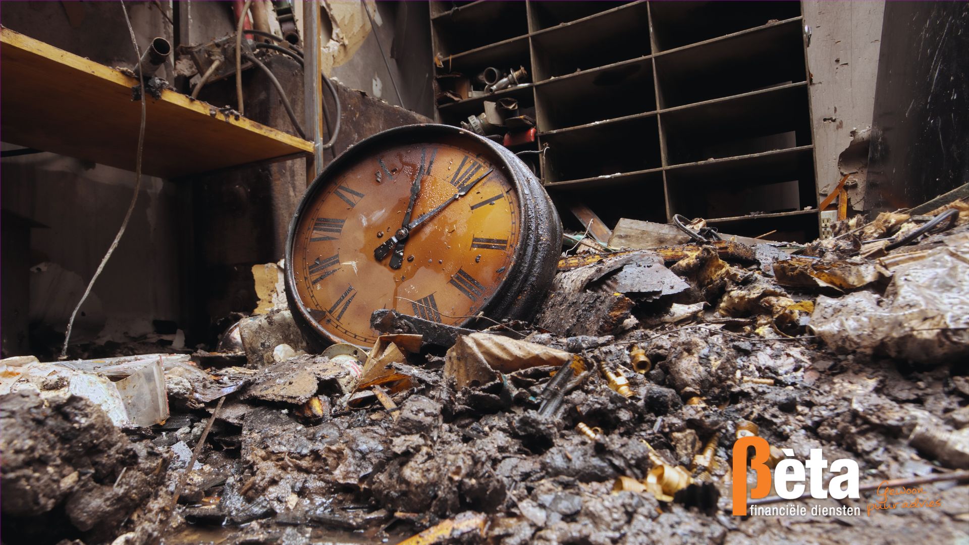 Woonkamer met zichtbare storm- en waterschade