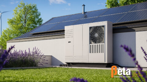 Moderne energiezuinige woning met zonnepanelen en warmtepomp voor verduurzaming en een beter energielabel.