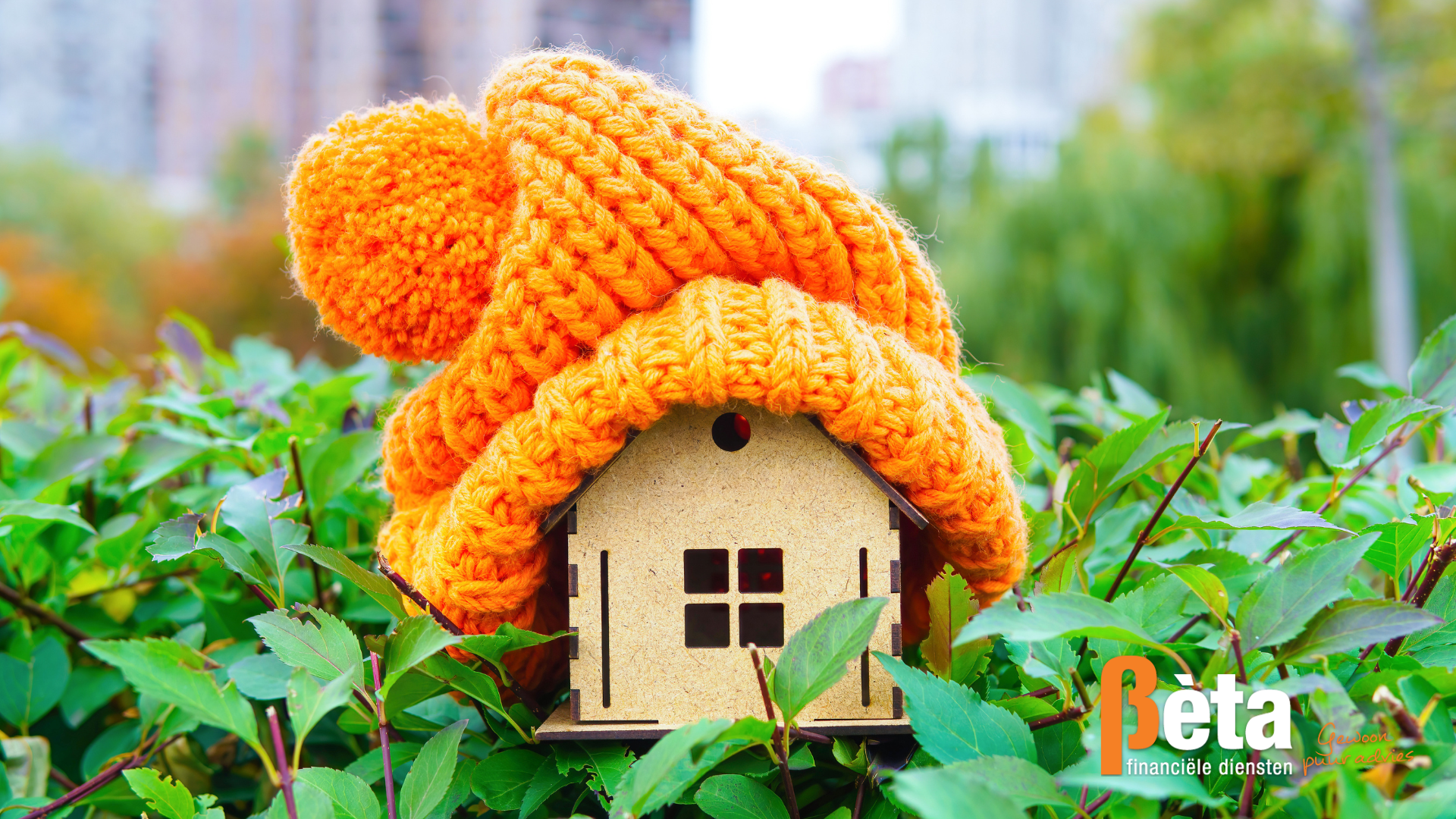 Illustratie van een verduurzaamd huis met zonnepanelen op het dak en geïsoleerde muren