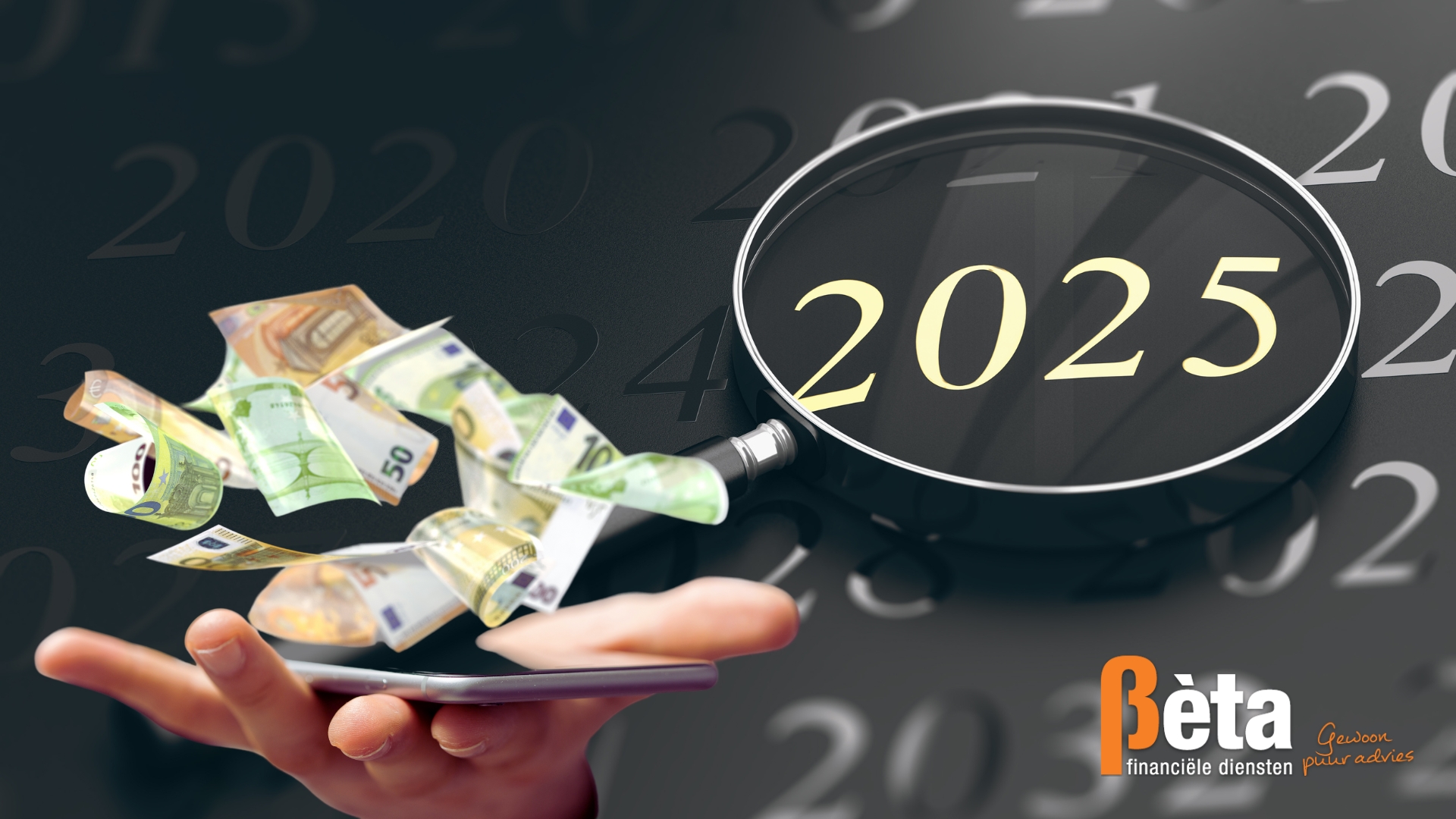 Het jaartal 2025 onder een vergrootglas met daarnaast een hand die eurobiljetten opvangt.