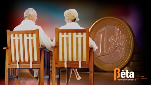 Een gepensioneerd echtpaar zit ontspannen op twee stoelen en geniet van hun pensioen