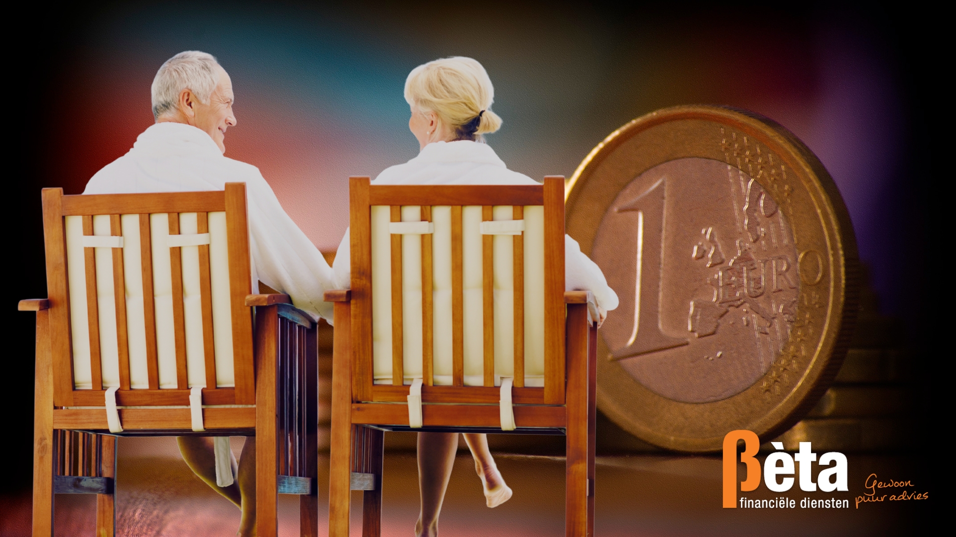 Een gepensioneerd echtpaar zit ontspannen op twee stoelen en geniet van hun pensioen