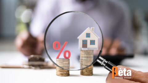 Illustratie van een vergrootglas met daarin een procentteken en een huis