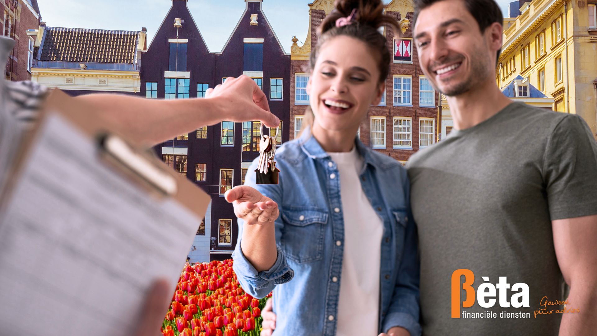 Jong stel ontvangt de sleutel van hun nieuwe huis in een Nederlandse nieuwbouwwijk