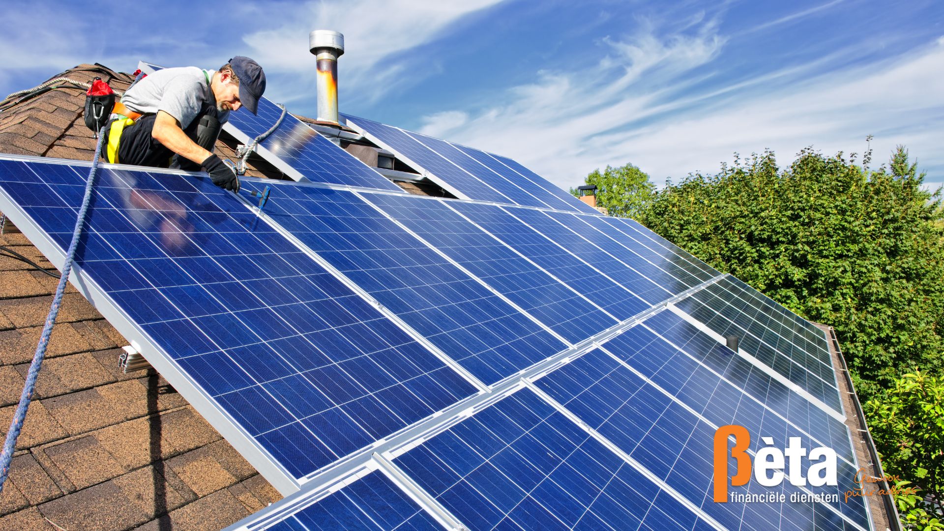 Monteur installeert zonnepanelen op het dak van een woning die wordt verduurzaamd met een extra hypotheek