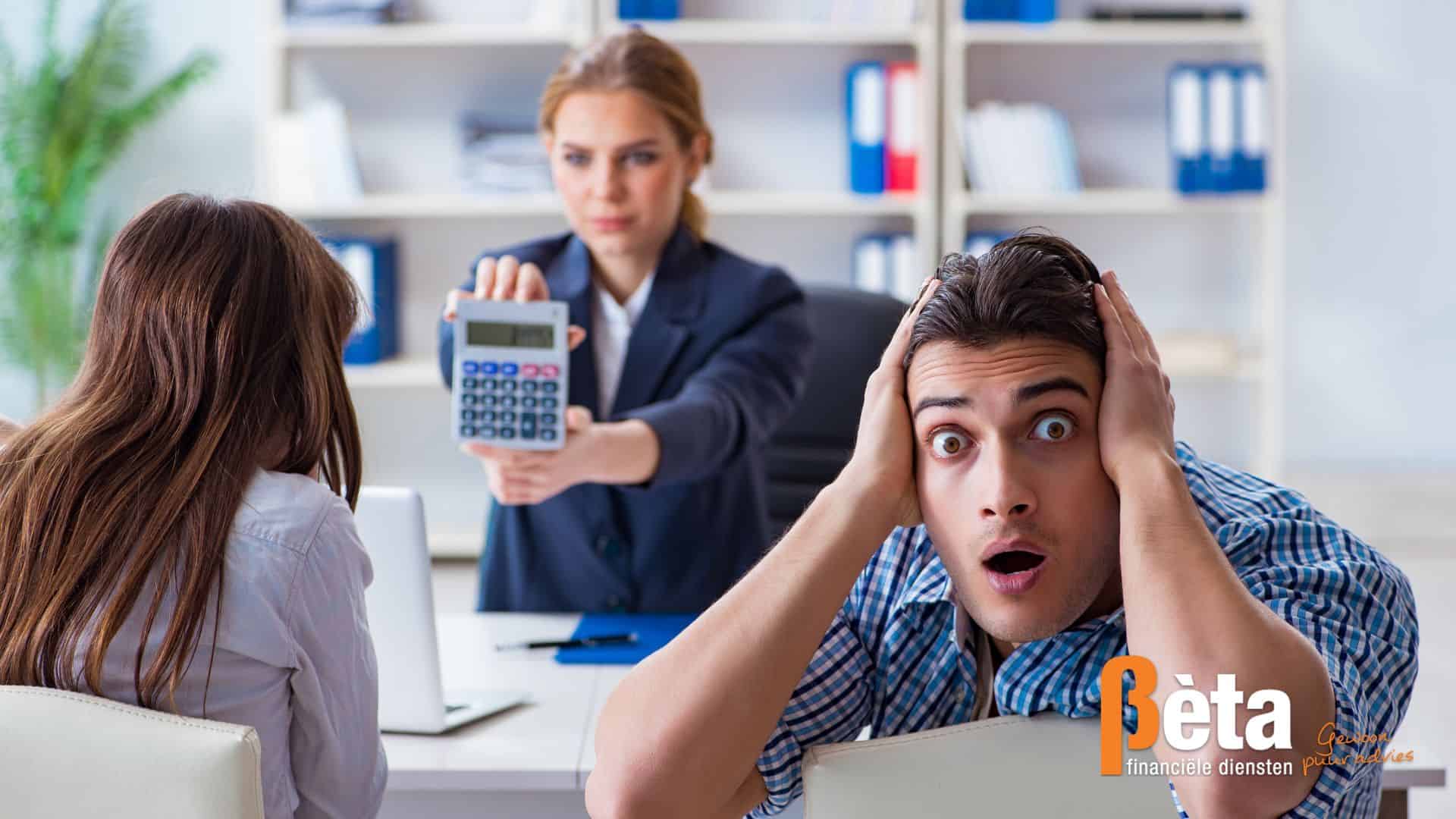 Hypotheekadviseur in gesprek met een klant.