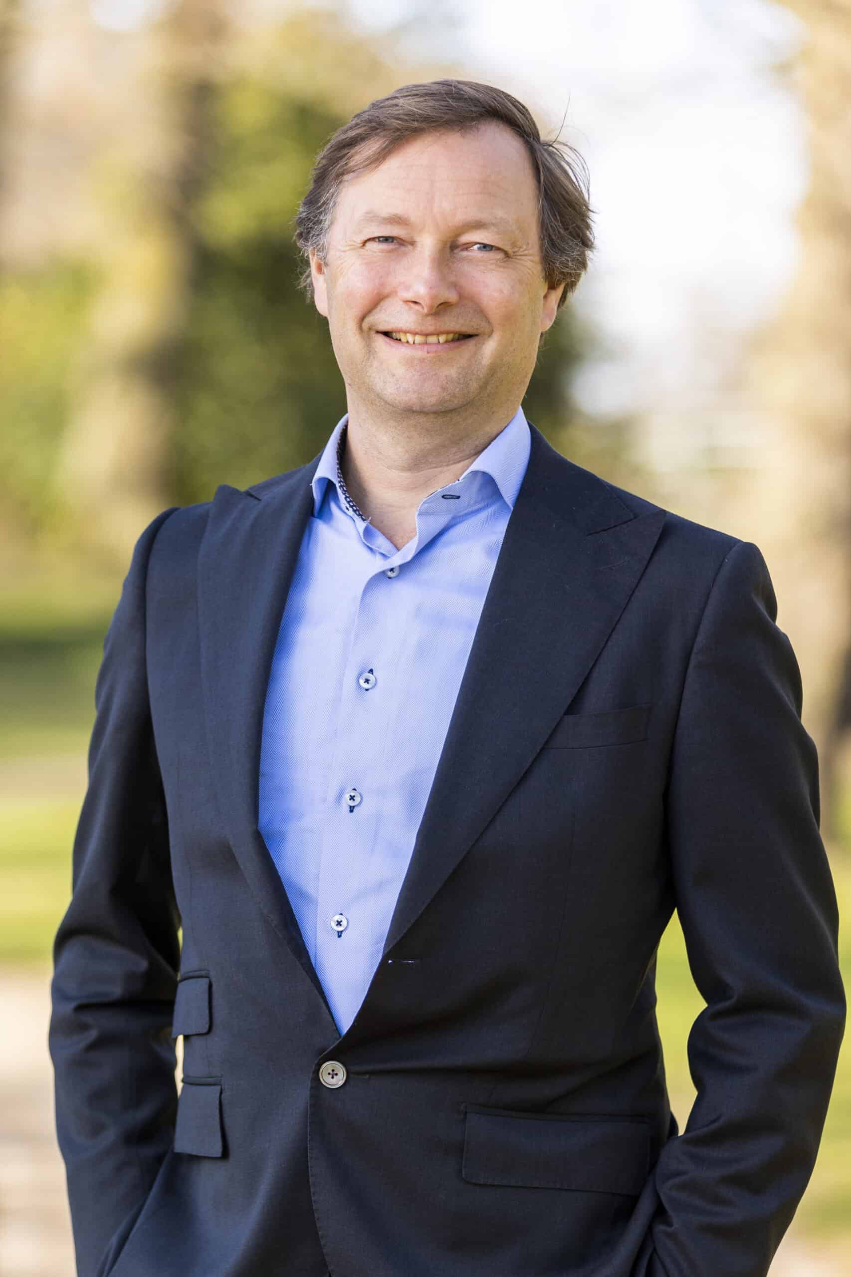 Illustratie van een verduurzaamd huis met zonnepanelen op het dak en geïsoleerde muren